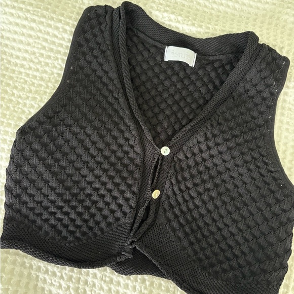 Isalis Crop Vest - Picture 3 of 3